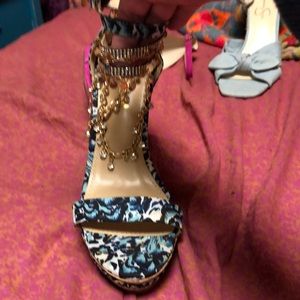 NWOT shoe dazzle blue Floral, tall wedges, with 5 attached ankle bracelets